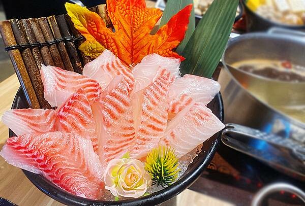 新莊火鍋推薦│大魔大滿足鍋物 超過8種特殊湯頭+一次滿足3種頂級和牛及海鮮套餐，商業午餐不用300吃到好滿足，肉品份量十足，湯頭用心調配，CP值非常高的極品火鍋店│新莊美食推薦-79.jpg