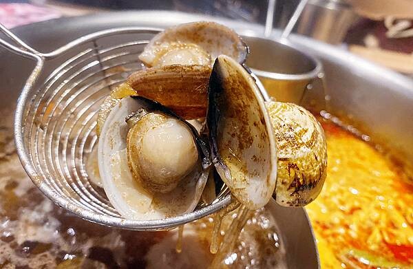 新莊火鍋推薦│大魔大滿足鍋物 超過8種特殊湯頭+一次滿足3種頂級和牛及海鮮套餐，商業午餐不用300吃到好滿足，肉品份量十足，湯頭用心調配，CP值非常高的極品火鍋店│新莊美食推薦-102.jpg