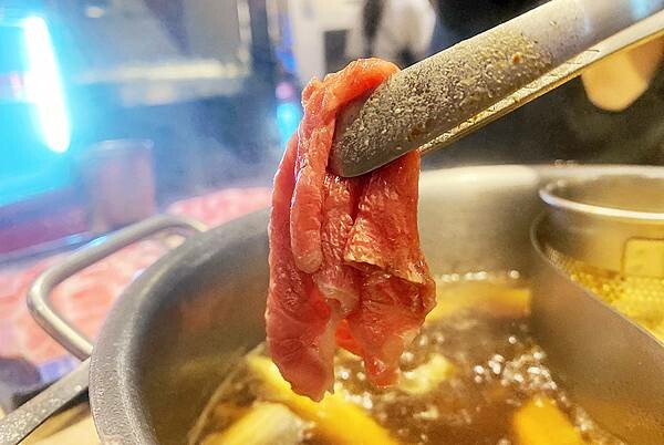 新莊火鍋推薦│大魔大滿足鍋物 超過8種特殊湯頭+一次滿足3種頂級和牛及海鮮套餐，商業午餐不用300吃到好滿足，肉品份量十足，湯頭用心調配，CP值非常高的極品火鍋店│新莊美食推薦-68..jpg