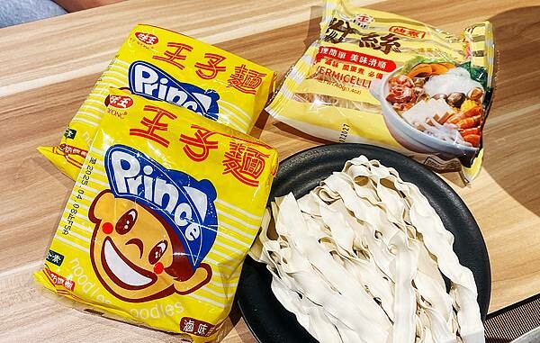 新莊火鍋推薦│大魔大滿足鍋物 超過8種特殊湯頭+一次滿足3種頂級和牛及海鮮套餐，商業午餐不用300吃到好滿足，肉品份量十足，湯頭用心調配，CP值非常高的極品火鍋店│新莊美食推薦-44.jpg