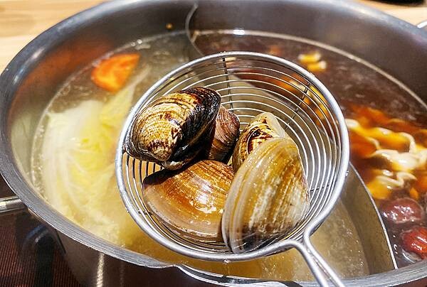 新莊火鍋推薦│大魔大滿足鍋物 超過8種特殊湯頭+一次滿足3種頂級和牛及海鮮套餐，商業午餐不用300吃到好滿足，肉品份量十足，湯頭用心調配，CP值非常高的極品火鍋店│新莊美食推薦-101.jpg