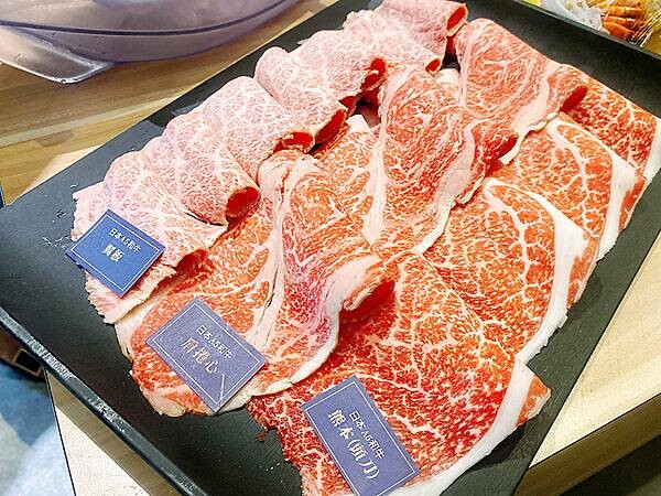 新莊火鍋推薦│大魔大滿足鍋物 超過8種特殊湯頭+一次滿足3種頂級和牛及海鮮套餐，商業午餐不用300吃到好滿足，肉品份量十足，湯頭用心調配，CP值非常高的極品火鍋店│新莊美食推薦-53.jpg