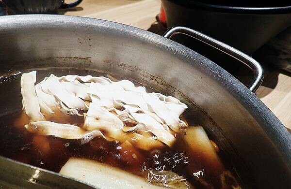 新莊火鍋推薦│大魔大滿足鍋物 超過8種特殊湯頭+一次滿足3種頂級和牛及海鮮套餐，商業午餐不用300吃到好滿足，肉品份量十足，湯頭用心調配，CP值非常高的極品火鍋店│新莊美食推薦-94.jpg