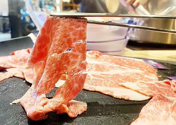 新莊火鍋推薦│大魔大滿足鍋物 超過8種特殊湯頭+一次滿足3種頂級和牛及海鮮套餐，商業午餐不用300吃到好滿足，肉品份量十足，湯頭用心調配，CP值非常高的極品火鍋店│新莊美食推薦-68.jpg