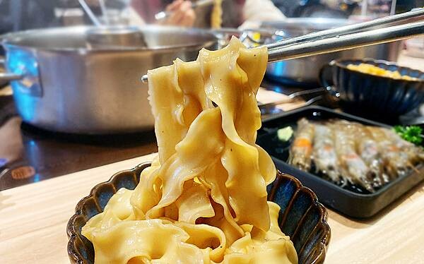 新莊火鍋推薦│大魔大滿足鍋物 超過8種特殊湯頭+一次滿足3種頂級和牛及海鮮套餐，商業午餐不用300吃到好滿足，肉品份量十足，湯頭用心調配，CP值非常高的極品火鍋店│新莊美食推薦-98.jpg