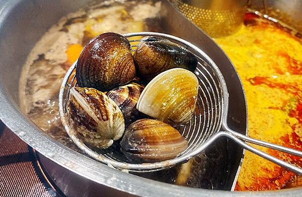 新莊火鍋推薦│大魔大滿足鍋物 超過8種特殊湯頭+一次滿足3種頂級和牛及海鮮套餐，商業午餐不用300吃到好滿足，肉品份量十足，湯頭用心調配，CP值非常高的極品火鍋店│新莊美食推薦-100.jpg