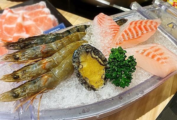 新莊火鍋推薦│大魔大滿足鍋物 超過8種特殊湯頭+一次滿足3種頂級和牛及海鮮套餐，商業午餐不用300吃到好滿足，肉品份量十足，湯頭用心調配，CP值非常高的極品火鍋店│新莊美食推薦-59.jpg