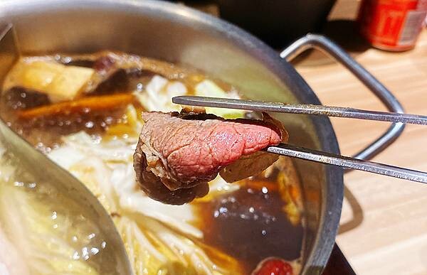 新莊火鍋推薦│大魔大滿足鍋物 超過8種特殊湯頭+一次滿足3種頂級和牛及海鮮套餐，商業午餐不用300吃到好滿足，肉品份量十足，湯頭用心調配，CP值非常高的極品火鍋店│新莊美食推薦-70.jpg