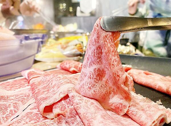 新莊火鍋推薦│大魔大滿足鍋物 超過8種特殊湯頭+一次滿足3種頂級和牛及海鮮套餐，商業午餐不用300吃到好滿足，肉品份量十足，湯頭用心調配，CP值非常高的極品火鍋店│新莊美食推薦-62.jpg