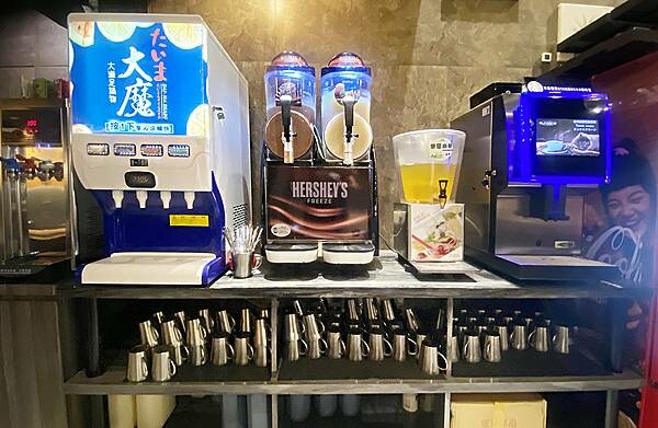 新莊火鍋推薦│大魔大滿足鍋物 超過8種特殊湯頭+一次滿足3種頂級和牛及海鮮套餐，商業午餐不用300吃到好滿足，肉品份量十足，湯頭用心調配，CP值非常高的極品火鍋店│新莊美食推薦-24.jpg