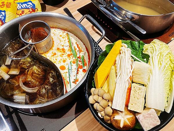 新莊火鍋推薦│大魔大滿足鍋物 超過8種特殊湯頭+一次滿足3種頂級和牛及海鮮套餐，商業午餐不用300吃到好滿足，肉品份量十足，湯頭用心調配，CP值非常高的極品火鍋店│新莊美食推薦-36.jpg