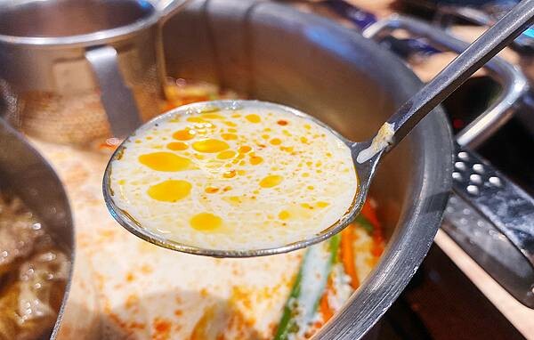 新莊火鍋推薦│大魔大滿足鍋物 超過8種特殊湯頭+一次滿足3種頂級和牛及海鮮套餐，商業午餐不用300吃到好滿足，肉品份量十足，湯頭用心調配，CP值非常高的極品火鍋店│新莊美食推薦-41.jpg