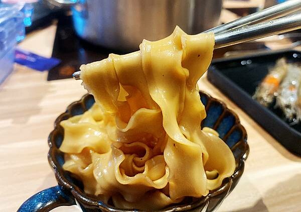 新莊火鍋推薦│大魔大滿足鍋物 超過8種特殊湯頭+一次滿足3種頂級和牛及海鮮套餐，商業午餐不用300吃到好滿足，肉品份量十足，湯頭用心調配，CP值非常高的極品火鍋店│新莊美食推薦-97.jpg