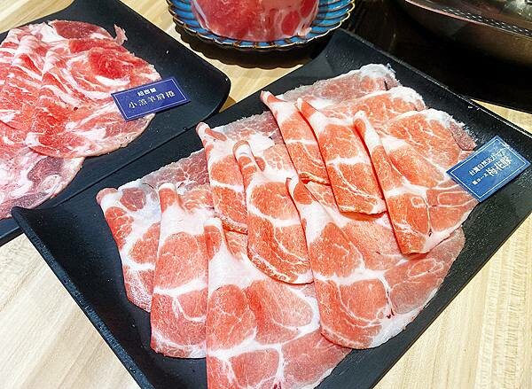 新莊火鍋推薦│大魔大滿足鍋物 超過8種特殊湯頭+一次滿足3種頂級和牛及海鮮套餐，商業午餐不用300吃到好滿足，肉品份量十足，湯頭用心調配，CP值非常高的極品火鍋店│新莊美食推薦-80.jpg