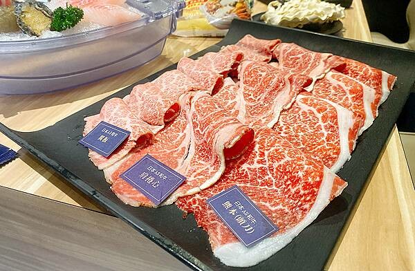 新莊火鍋推薦│大魔大滿足鍋物 超過8種特殊湯頭+一次滿足3種頂級和牛及海鮮套餐，商業午餐不用300吃到好滿足，肉品份量十足，湯頭用心調配，CP值非常高的極品火鍋店│新莊美食推薦-58.jpg