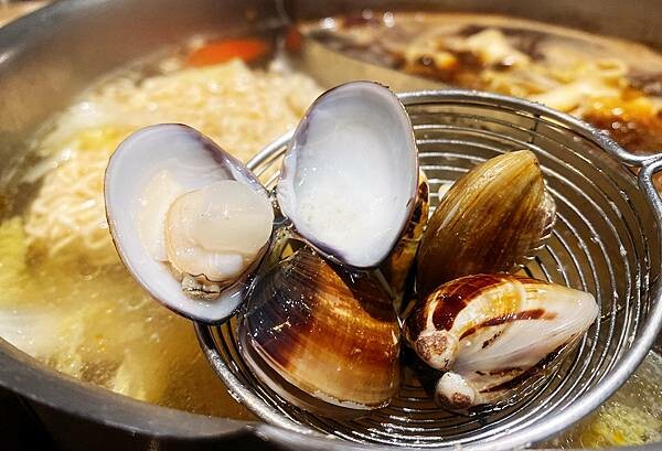 新莊火鍋推薦│大魔大滿足鍋物 超過8種特殊湯頭+一次滿足3種頂級和牛及海鮮套餐，商業午餐不用300吃到好滿足，肉品份量十足，湯頭用心調配，CP值非常高的極品火鍋店│新莊美食推薦-101..jpg