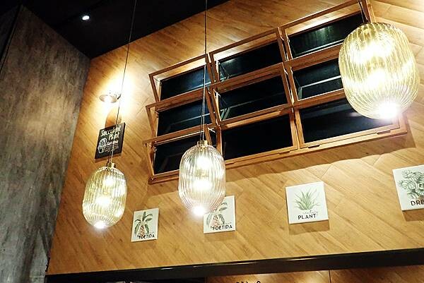 新莊火鍋推薦│大魔大滿足鍋物 超過8種特殊湯頭+一次滿足3種頂級和牛及海鮮套餐，商業午餐不用300吃到好滿足，肉品份量十足，湯頭用心調配，CP值非常高的極品火鍋店│新莊美食推薦-11.jpg