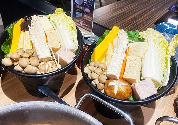 新莊火鍋推薦│大魔大滿足鍋物 超過8種特殊湯頭+一次滿足3種頂級和牛及海鮮套餐，商業午餐不用300吃到好滿足，肉品份量十足，湯頭用心調配，CP值非常高的極品火鍋店│新莊美食推薦-45.jpg