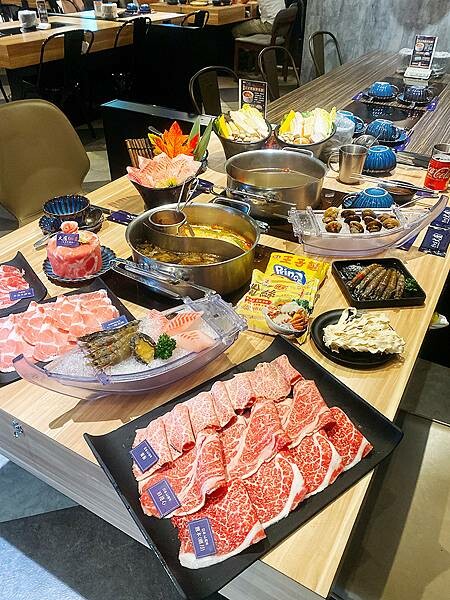 新莊火鍋推薦│大魔大滿足鍋物 超過8種特殊湯頭+一次滿足3種頂級和牛及海鮮套餐，商業午餐不用300吃到好滿足，肉品份量十足，湯頭用心調配，CP值非常高的極品火鍋店│新莊美食推薦-109.jpg