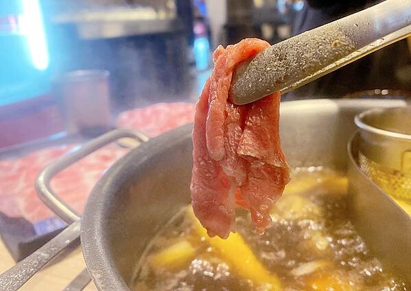 新莊火鍋推薦│大魔大滿足鍋物 超過8種特殊湯頭+一次滿足3種頂級和牛及海鮮套餐，商業午餐不用300吃到好滿足，肉品份量十足，湯頭用心調配，CP值非常高的極品火鍋店│新莊美食推薦-66.jpg