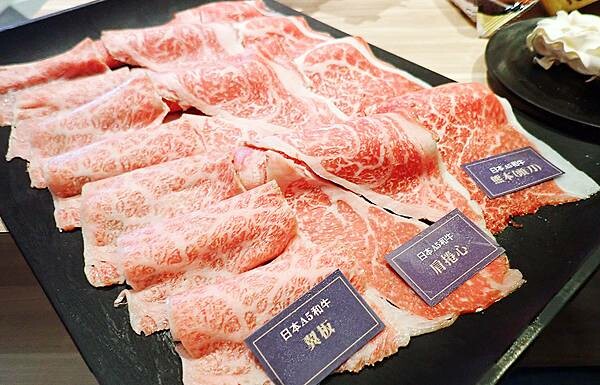 新莊火鍋推薦│大魔大滿足鍋物 超過8種特殊湯頭+一次滿足3種頂級和牛及海鮮套餐，商業午餐不用300吃到好滿足，肉品份量十足，湯頭用心調配，CP值非常高的極品火鍋店│新莊美食推薦-61.jpg