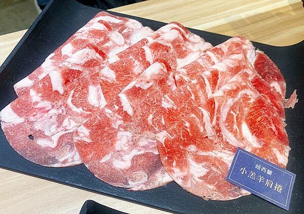 新莊火鍋推薦│大魔大滿足鍋物 超過8種特殊湯頭+一次滿足3種頂級和牛及海鮮套餐，商業午餐不用300吃到好滿足，肉品份量十足，湯頭用心調配，CP值非常高的極品火鍋店│新莊美食推薦-76.jpg