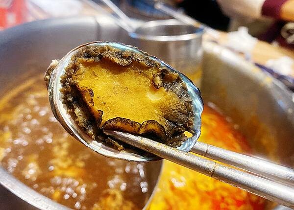 新莊火鍋推薦│大魔大滿足鍋物 超過8種特殊湯頭+一次滿足3種頂級和牛及海鮮套餐，商業午餐不用300吃到好滿足，肉品份量十足，湯頭用心調配，CP值非常高的極品火鍋店│新莊美食推薦-107.jpg