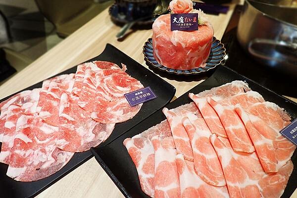 新莊火鍋推薦│大魔大滿足鍋物 超過8種特殊湯頭+一次滿足3種頂級和牛及海鮮套餐，商業午餐不用300吃到好滿足，肉品份量十足，湯頭用心調配，CP值非常高的極品火鍋店│新莊美食推薦-73.jpg