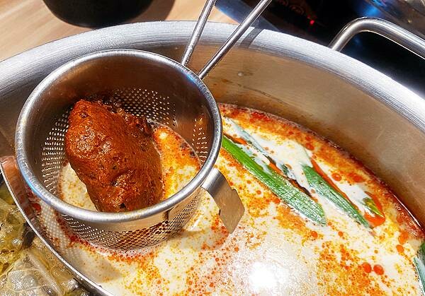 新莊火鍋推薦│大魔大滿足鍋物 超過8種特殊湯頭+一次滿足3種頂級和牛及海鮮套餐，商業午餐不用300吃到好滿足，肉品份量十足，湯頭用心調配，CP值非常高的極品火鍋店│新莊美食推薦-37.jpg