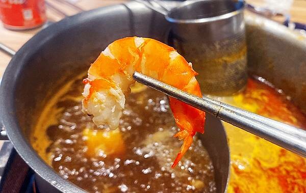 新莊火鍋推薦│大魔大滿足鍋物 超過8種特殊湯頭+一次滿足3種頂級和牛及海鮮套餐，商業午餐不用300吃到好滿足，肉品份量十足，湯頭用心調配，CP值非常高的極品火鍋店│新莊美食推薦-106.jpg