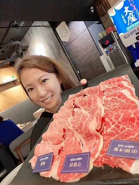 新莊火鍋推薦│大魔大滿足鍋物 超過8種特殊湯頭+一次滿足3種頂級和牛及海鮮套餐，商業午餐不用300吃到好滿足，肉品份量十足，湯頭用心調配，CP值非常高的極品火鍋店│新莊美食推薦-57.jpg