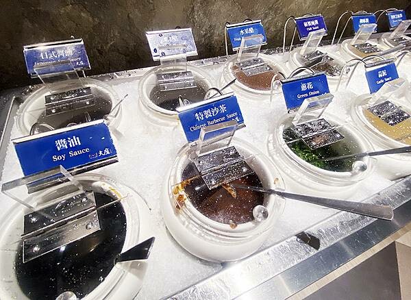 新莊火鍋推薦│大魔大滿足鍋物 超過8種特殊湯頭+一次滿足3種頂級和牛及海鮮套餐，商業午餐不用300吃到好滿足，肉品份量十足，湯頭用心調配，CP值非常高的極品火鍋店│新莊美食推薦-32.jpg