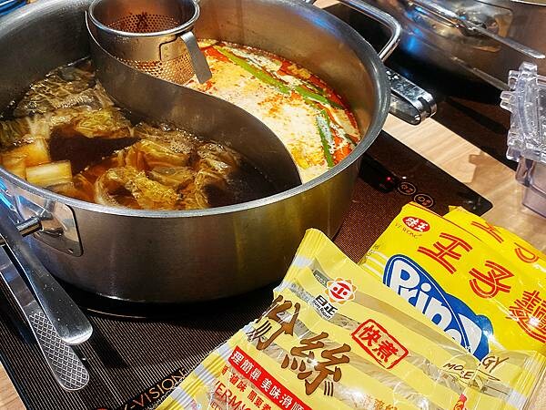 新莊火鍋推薦│大魔大滿足鍋物 超過8種特殊湯頭+一次滿足3種頂級和牛及海鮮套餐，商業午餐不用300吃到好滿足，肉品份量十足，湯頭用心調配，CP值非常高的極品火鍋店│新莊美食推薦-43.jpg