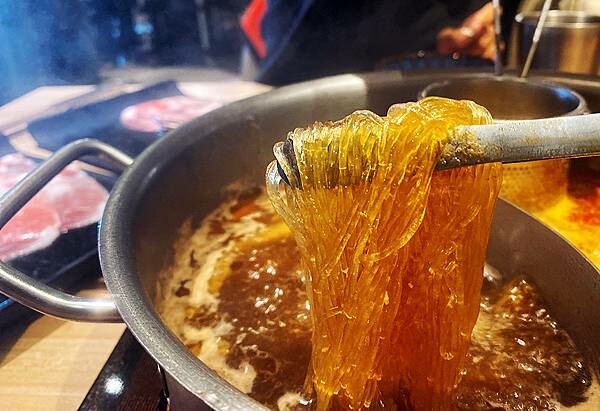 新莊火鍋推薦│大魔大滿足鍋物 超過8種特殊湯頭+一次滿足3種頂級和牛及海鮮套餐，商業午餐不用300吃到好滿足，肉品份量十足，湯頭用心調配，CP值非常高的極品火鍋店│新莊美食推薦-95.jpg