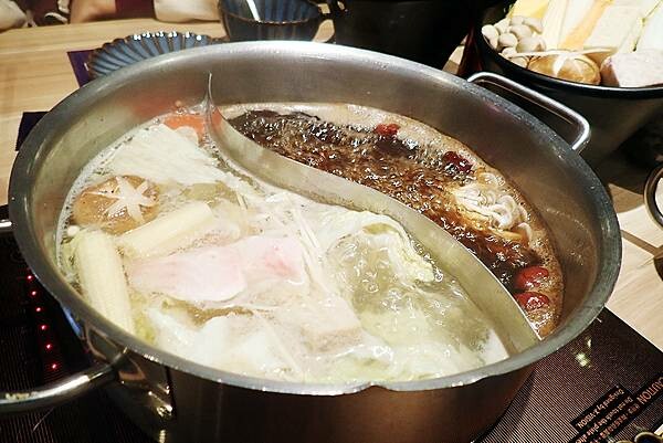 新莊火鍋推薦│大魔大滿足鍋物 超過8種特殊湯頭+一次滿足3種頂級和牛及海鮮套餐，商業午餐不用300吃到好滿足，肉品份量十足，湯頭用心調配，CP值非常高的極品火鍋店│新莊美食推薦-92.jpg