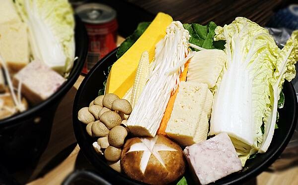 新莊火鍋推薦│大魔大滿足鍋物 超過8種特殊湯頭+一次滿足3種頂級和牛及海鮮套餐，商業午餐不用300吃到好滿足，肉品份量十足，湯頭用心調配，CP值非常高的極品火鍋店│新莊美食推薦-47.jpg