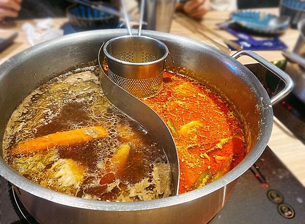 新莊火鍋推薦│大魔大滿足鍋物 超過8種特殊湯頭+一次滿足3種頂級和牛及海鮮套餐，商業午餐不用300吃到好滿足，肉品份量十足，湯頭用心調配，CP值非常高的極品火鍋店│新莊美食推薦-91.jpg