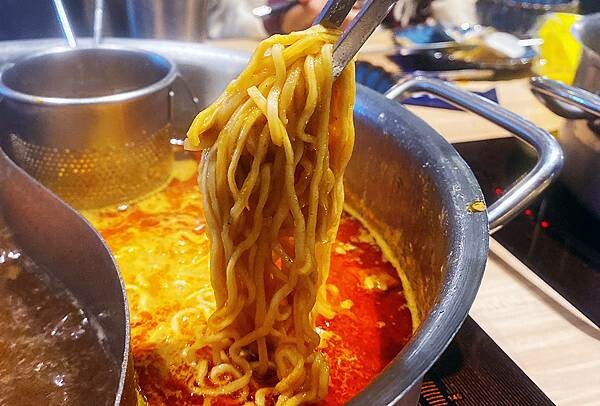 新莊火鍋推薦│大魔大滿足鍋物 超過8種特殊湯頭+一次滿足3種頂級和牛及海鮮套餐，商業午餐不用300吃到好滿足，肉品份量十足，湯頭用心調配，CP值非常高的極品火鍋店│新莊美食推薦-96.jpg