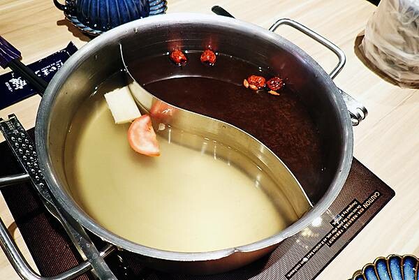 新莊火鍋推薦│大魔大滿足鍋物 超過8種特殊湯頭+一次滿足3種頂級和牛及海鮮套餐，商業午餐不用300吃到好滿足，肉品份量十足，湯頭用心調配，CP值非常高的極品火鍋店│新莊美食推薦-39.jpg