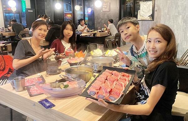 新莊火鍋推薦│大魔大滿足鍋物 超過8種特殊湯頭+一次滿足3種頂級和牛及海鮮套餐，商業午餐不用300吃到好滿足，肉品份量十足，湯頭用心調配，CP值非常高的極品火鍋店│新莊美食推薦-123.jpg