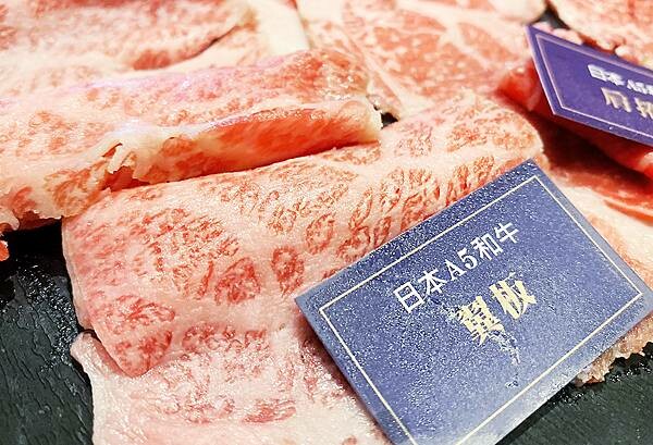 新莊火鍋推薦│大魔大滿足鍋物 超過8種特殊湯頭+一次滿足3種頂級和牛及海鮮套餐，商業午餐不用300吃到好滿足，肉品份量十足，湯頭用心調配，CP值非常高的極品火鍋店│新莊美食推薦-55.jpg