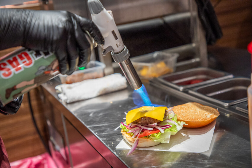 MOUMOU漢堡登場！微風南山新開幕必吃，台北美式漢堡推薦。