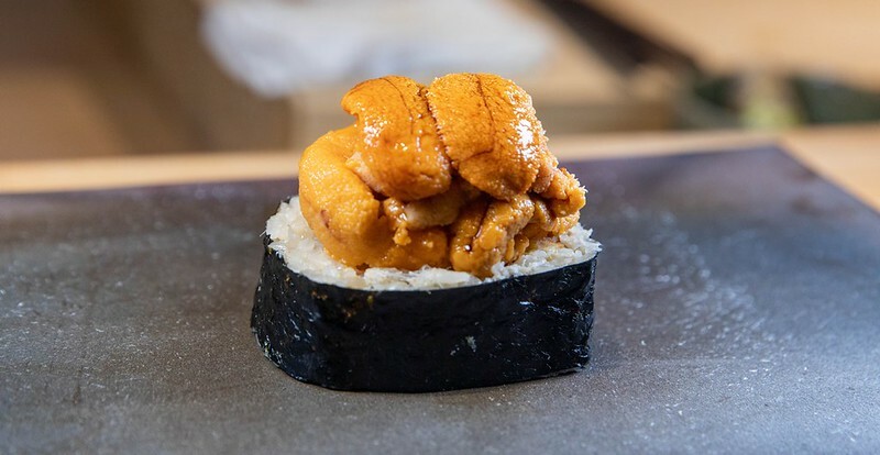 忠孝復興站3分鐘就到！東區日料「鮨金 Sushi Kane」，三家米其林經驗主廚、炭燒大間鮪蛇腹握壽司必吃。