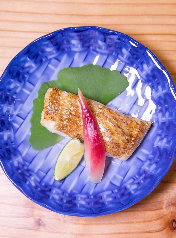 忠孝復興站3分鐘就到！東區日料「鮨金 Sushi Kane」，三家米其林經驗主廚、炭燒大間鮪蛇腹握壽司必吃。