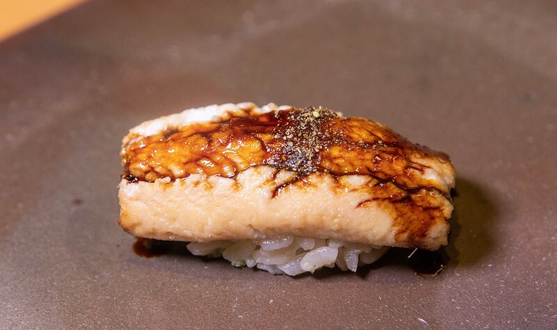 忠孝復興站3分鐘就到！東區日料「鮨金 Sushi Kane」，三家米其林經驗主廚、炭燒大間鮪蛇腹握壽司必吃。