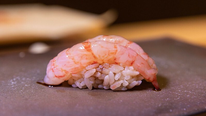 忠孝復興站3分鐘就到！東區日料「鮨金 Sushi Kane」，三家米其林經驗主廚、炭燒大間鮪蛇腹握壽司必吃。