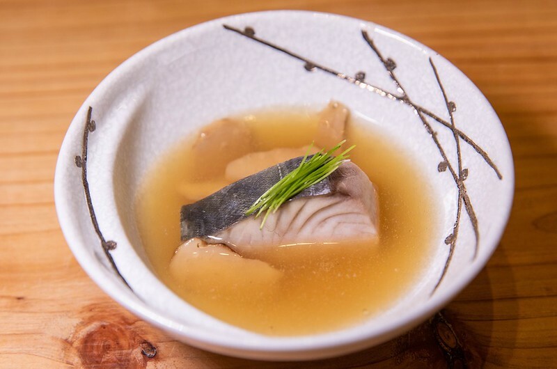 忠孝復興站3分鐘就到！東區日料「鮨金 Sushi Kane」，三家米其林經驗主廚、炭燒大間鮪蛇腹握壽司必吃。