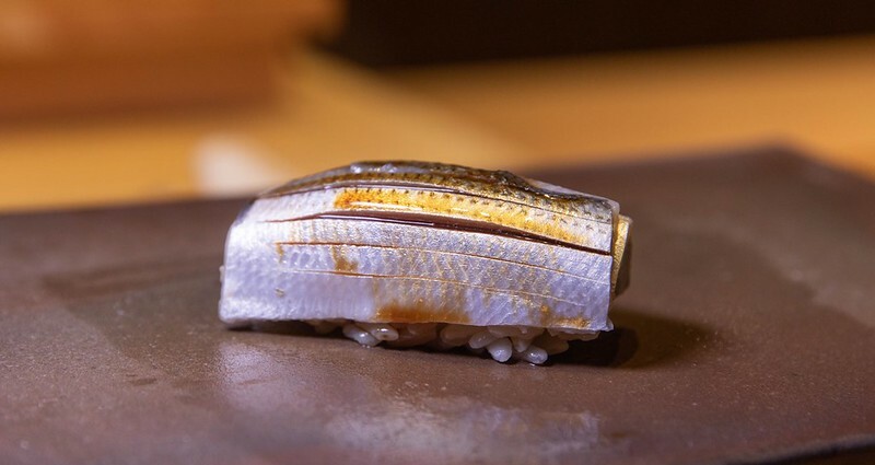 忠孝復興站3分鐘就到！東區日料「鮨金 Sushi Kane」，三家米其林經驗主廚、炭燒大間鮪蛇腹握壽司必吃。