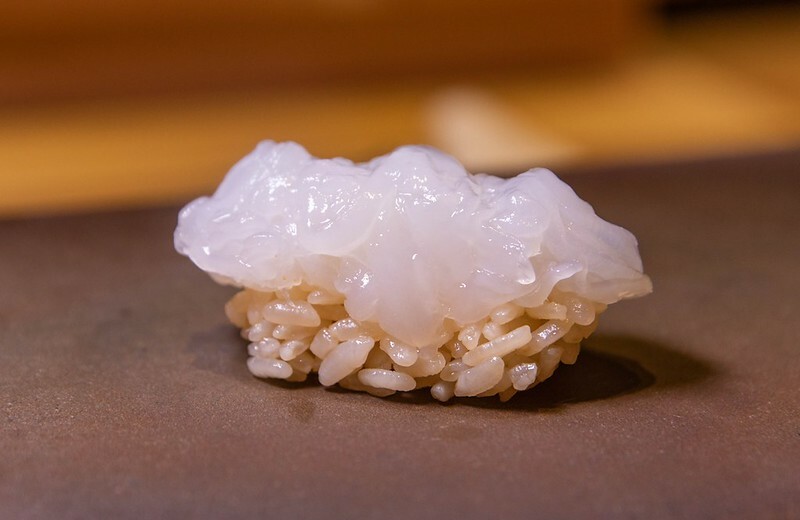 忠孝復興站3分鐘就到！東區日料「鮨金 Sushi Kane」，三家米其林經驗主廚、炭燒大間鮪蛇腹握壽司必吃。