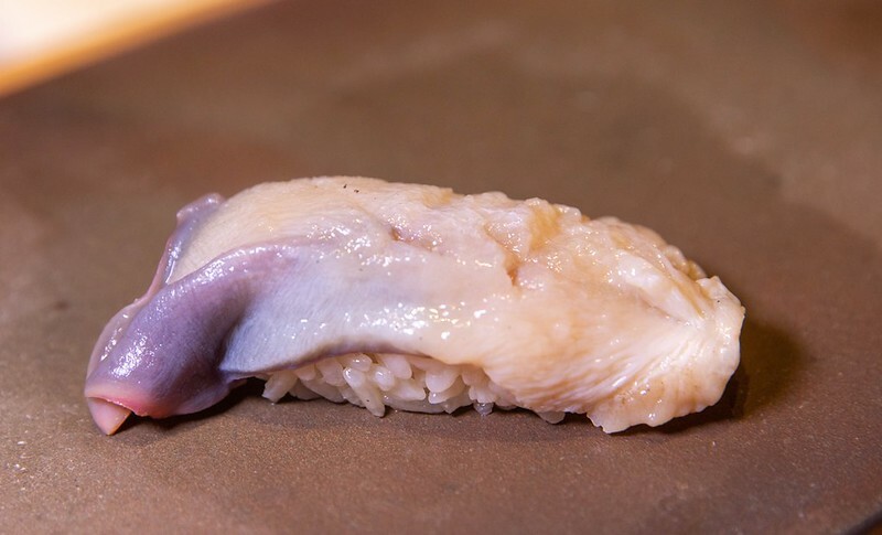 忠孝復興站3分鐘就到！東區日料「鮨金 Sushi Kane」，三家米其林經驗主廚、炭燒大間鮪蛇腹握壽司必吃。